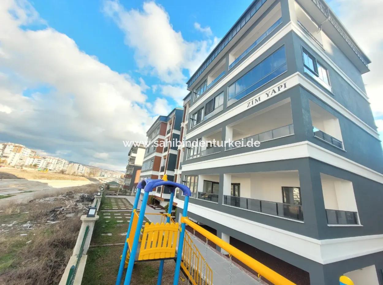 Vatandaşlığa Uygun Ankara Gölbaşı Bahçelievler Mah. 200 M ² Park Manzaralı Arakat Lüks Satılık Daire